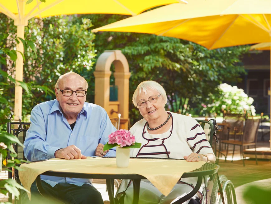 Bewohnerinnen und Bewohner auf der Terrasse des Seniorenhauses St. Maria