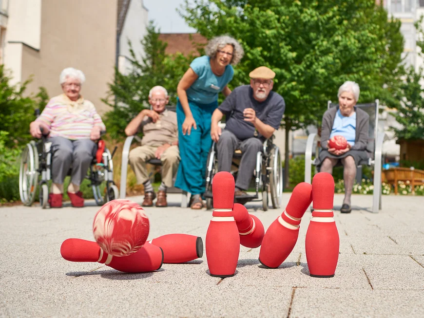 Bewohnerinnen und Bewohner beim Kegeln im Garten