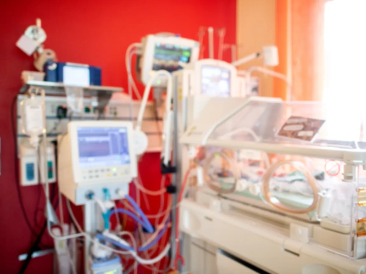 Inkubator und Monitoring auf der neonatologischen Intensivstation im Klinikum Oldenburg