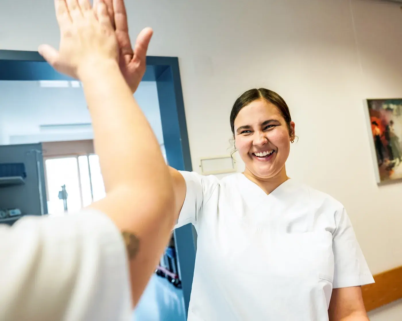 Team des Ortenau Klinikums begr&uuml;&szlig;t sich mit High Five
