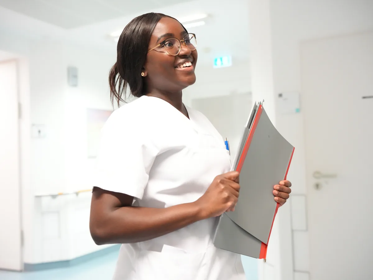 Pflegefachkraft am Ortenau Klinikum mit Patientenakte