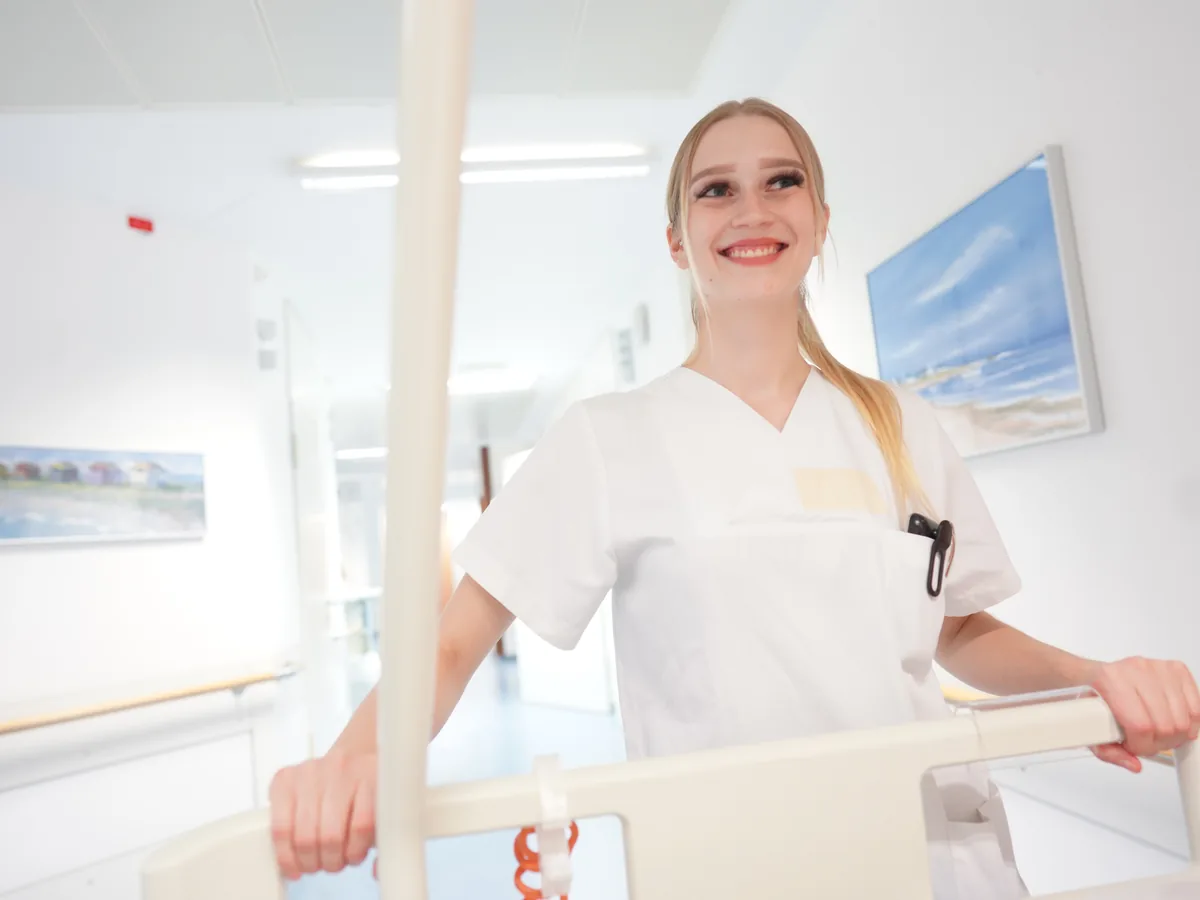 Pflegefachkraft am Ortenau Klinikum im Stationsflur