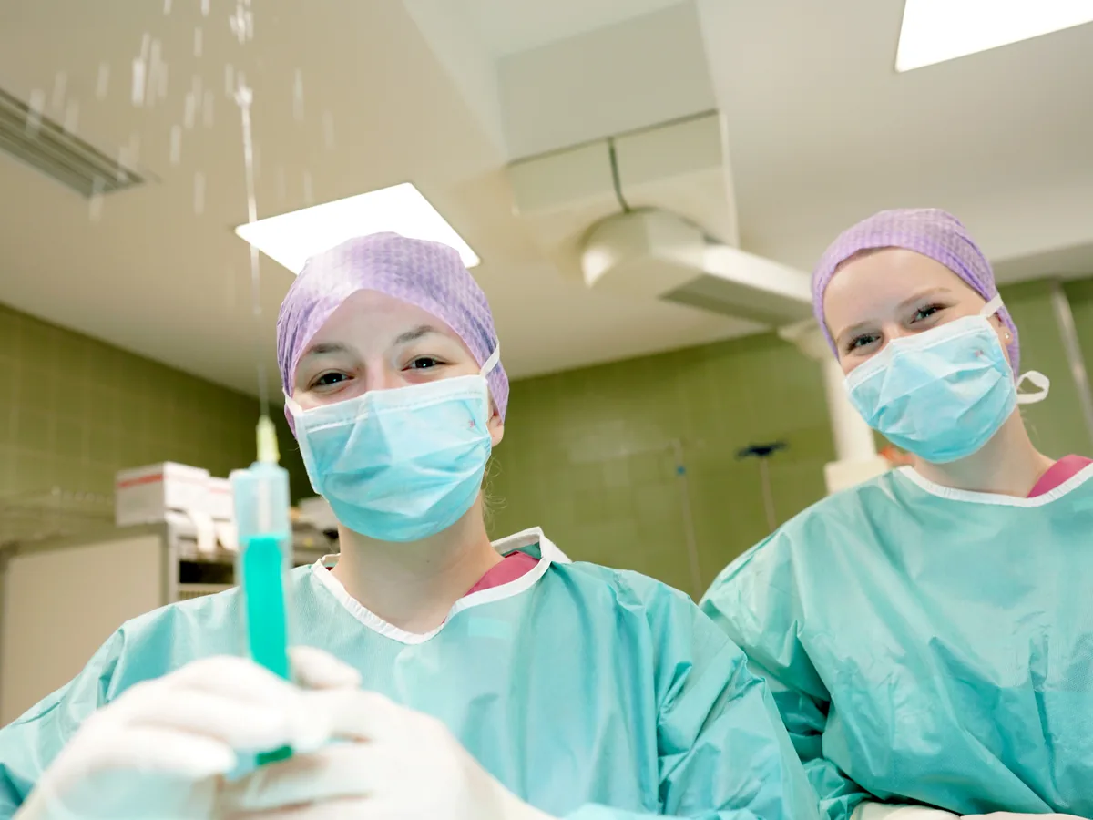 An&auml;sthesieteam bei der Vorbereitung im OP-Saal
