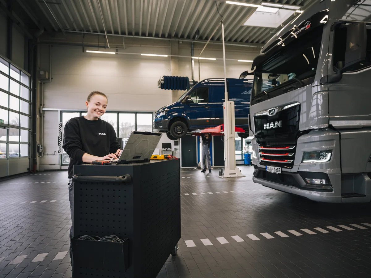 Mitarbeiterin bei der Diagnose an einem MAN Lkw in der Werkstatt
