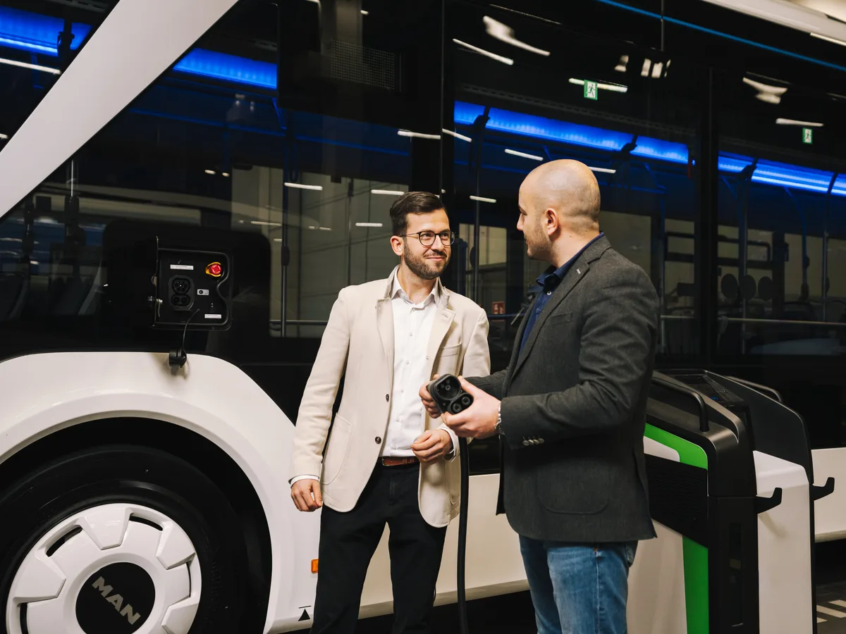Techniker bei der Arbeit an einem elektrisch angetriebenen MAN Bus