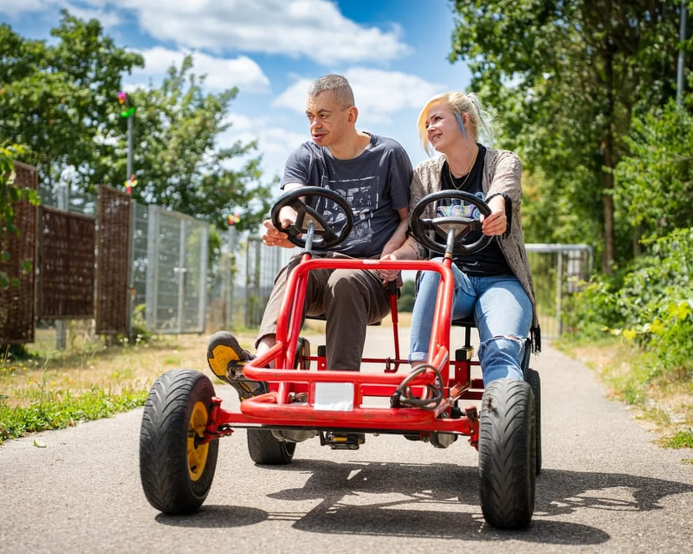 Mitarbeiterin und Bewohner unterwegs