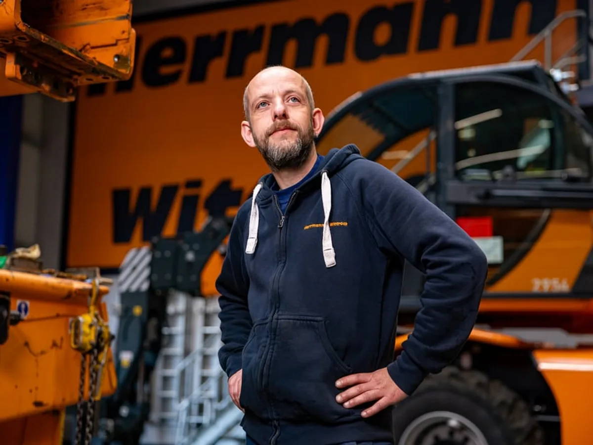 Mitarbeiter von Herrmann & Wittrock vor einem Autokran