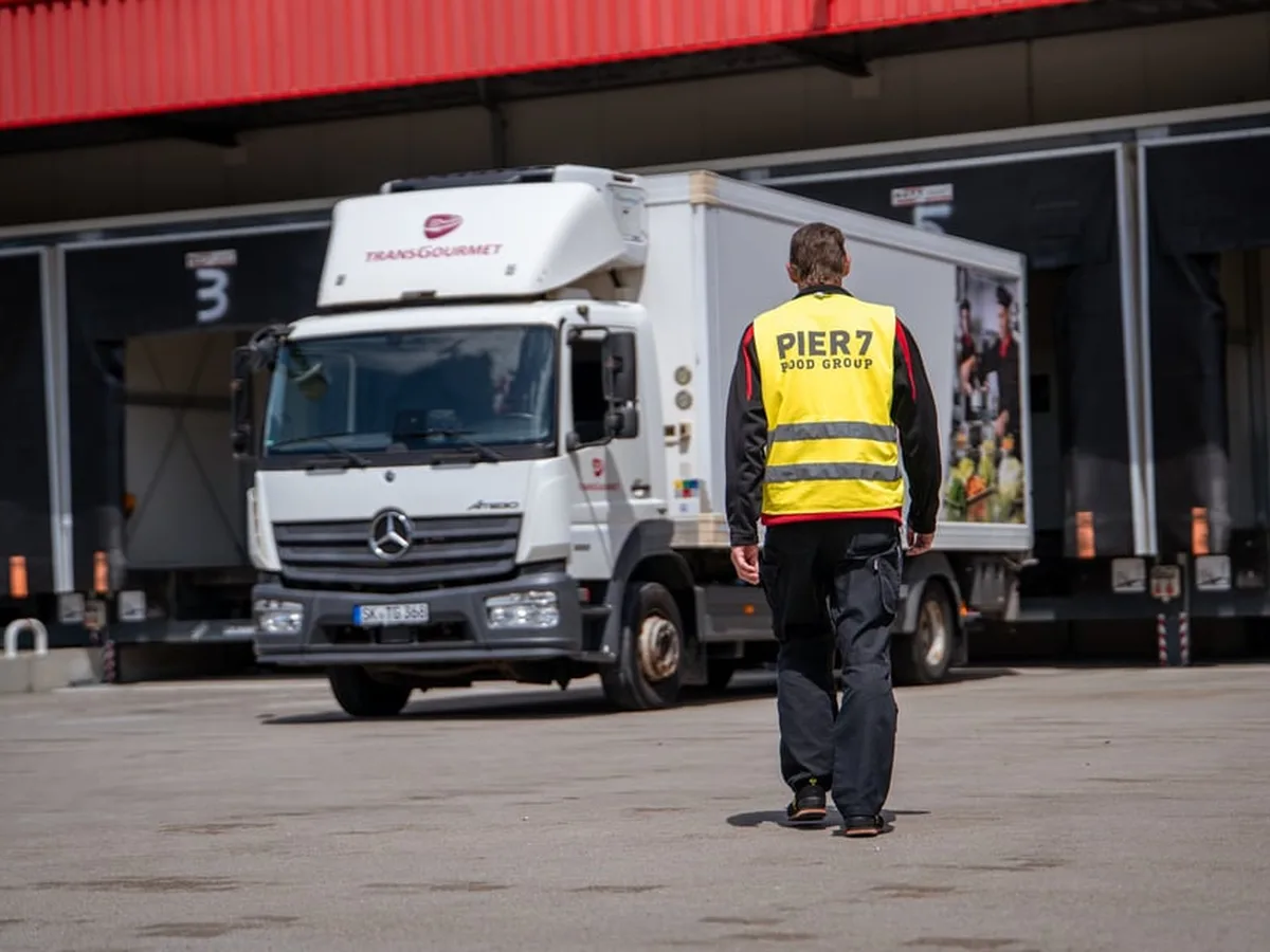 Pier7 Fahrer auf dem Betriebsgel&auml;nde