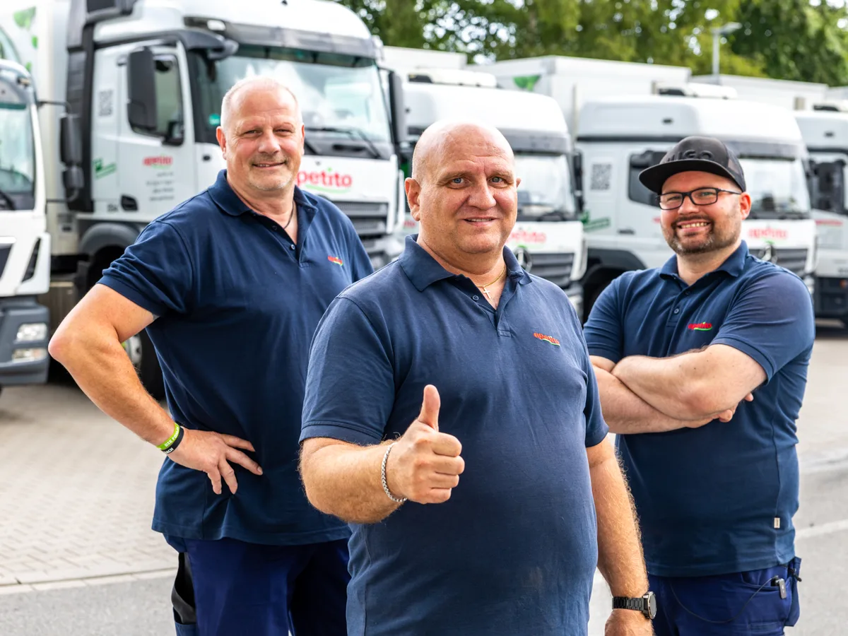 apetito Fahrerteam vor den Fahrzeugen