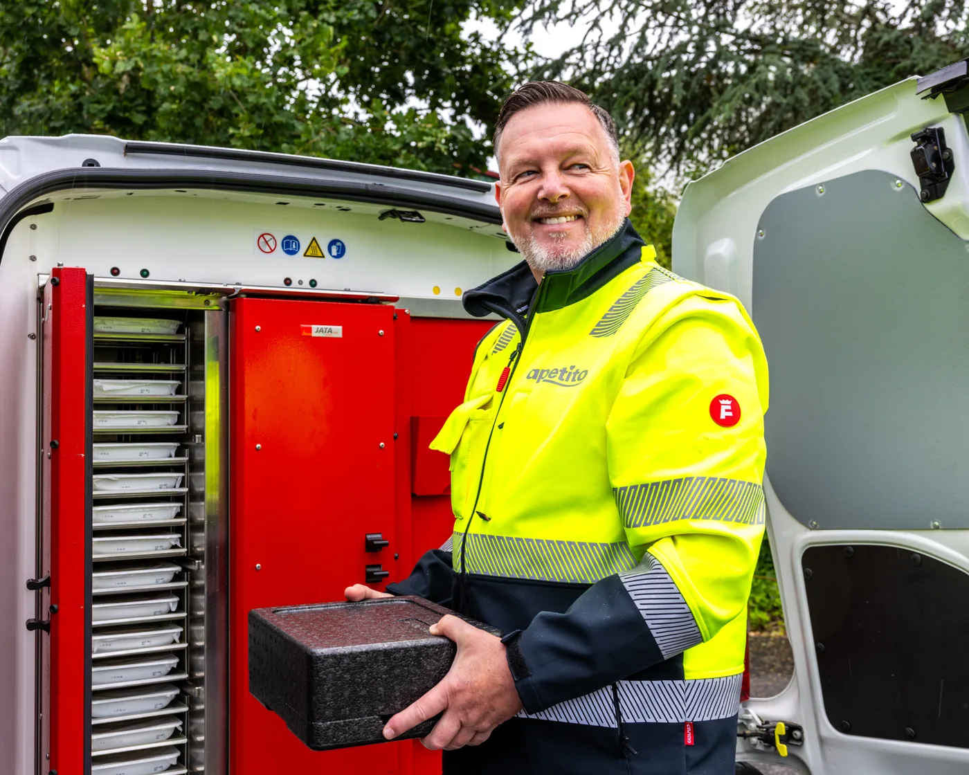 apetito Servicefahrer beim Beladen des Kühlfahrzeugs