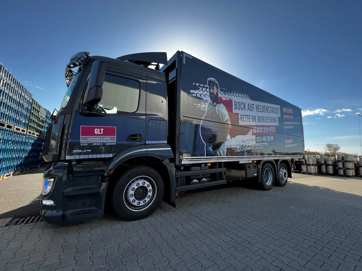 LKW von GIM & L&uuml;tticke im Hof