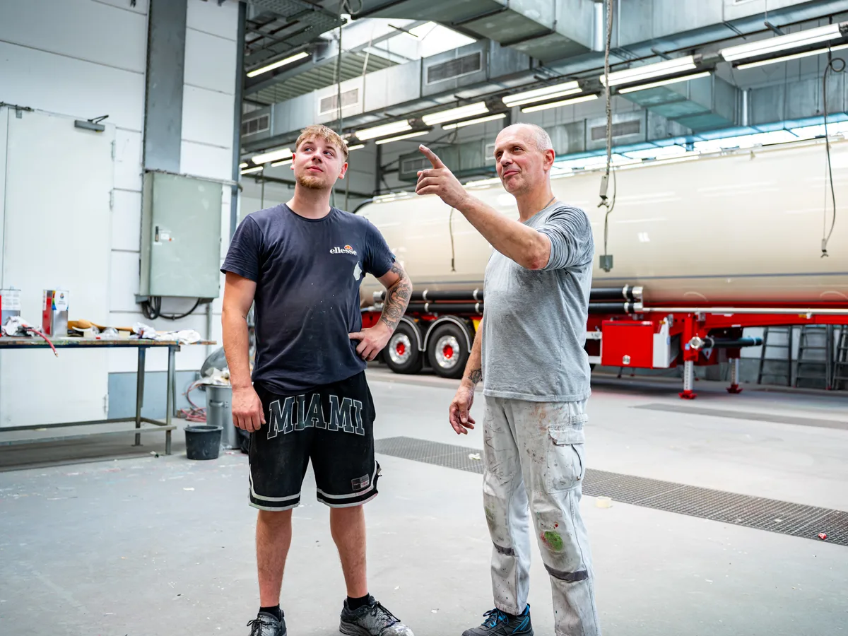 Kollegen im Austausch in der Werkstatt