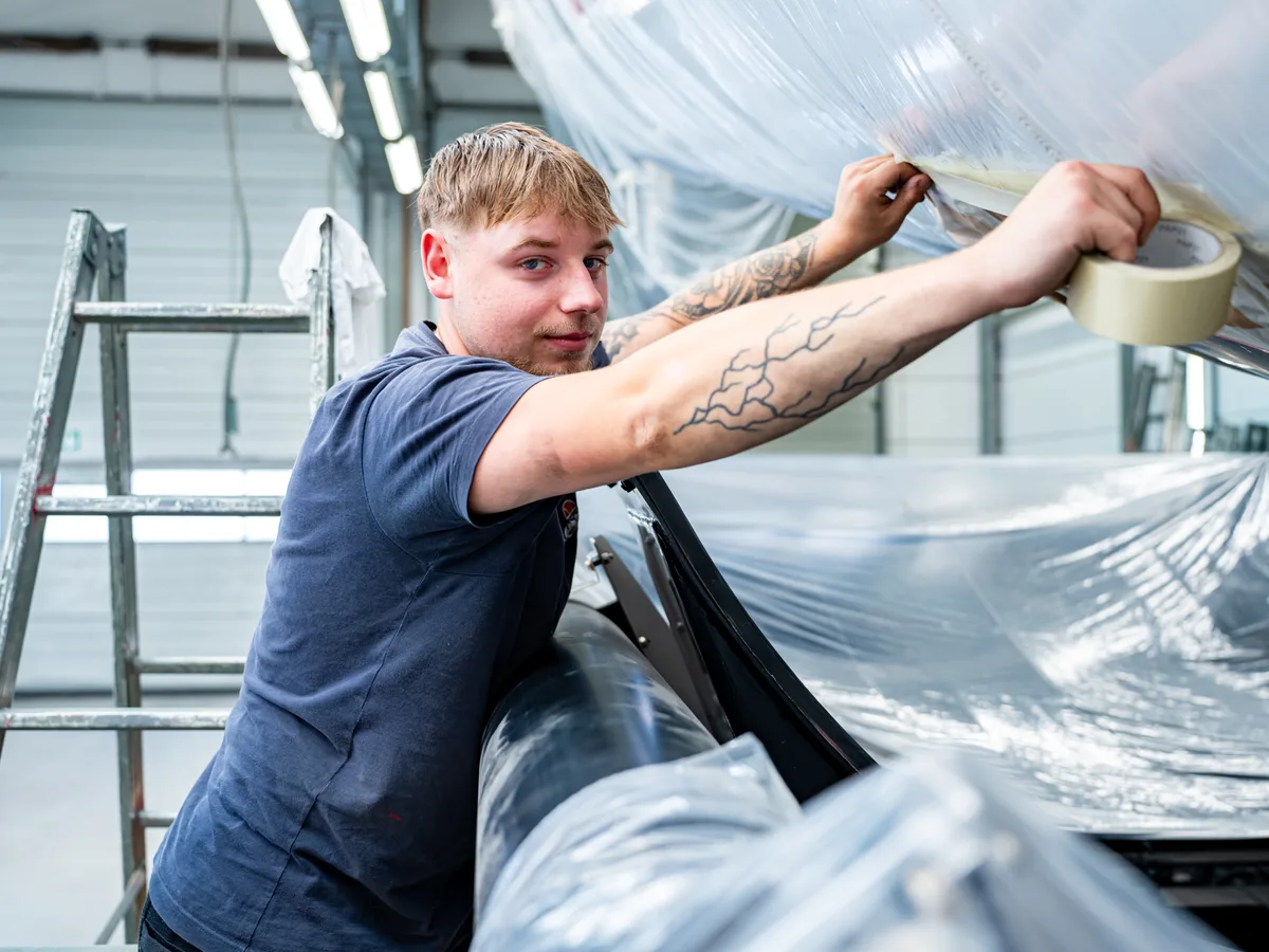 Vorbereitung der Lackierarbeiten in der Werkstatt