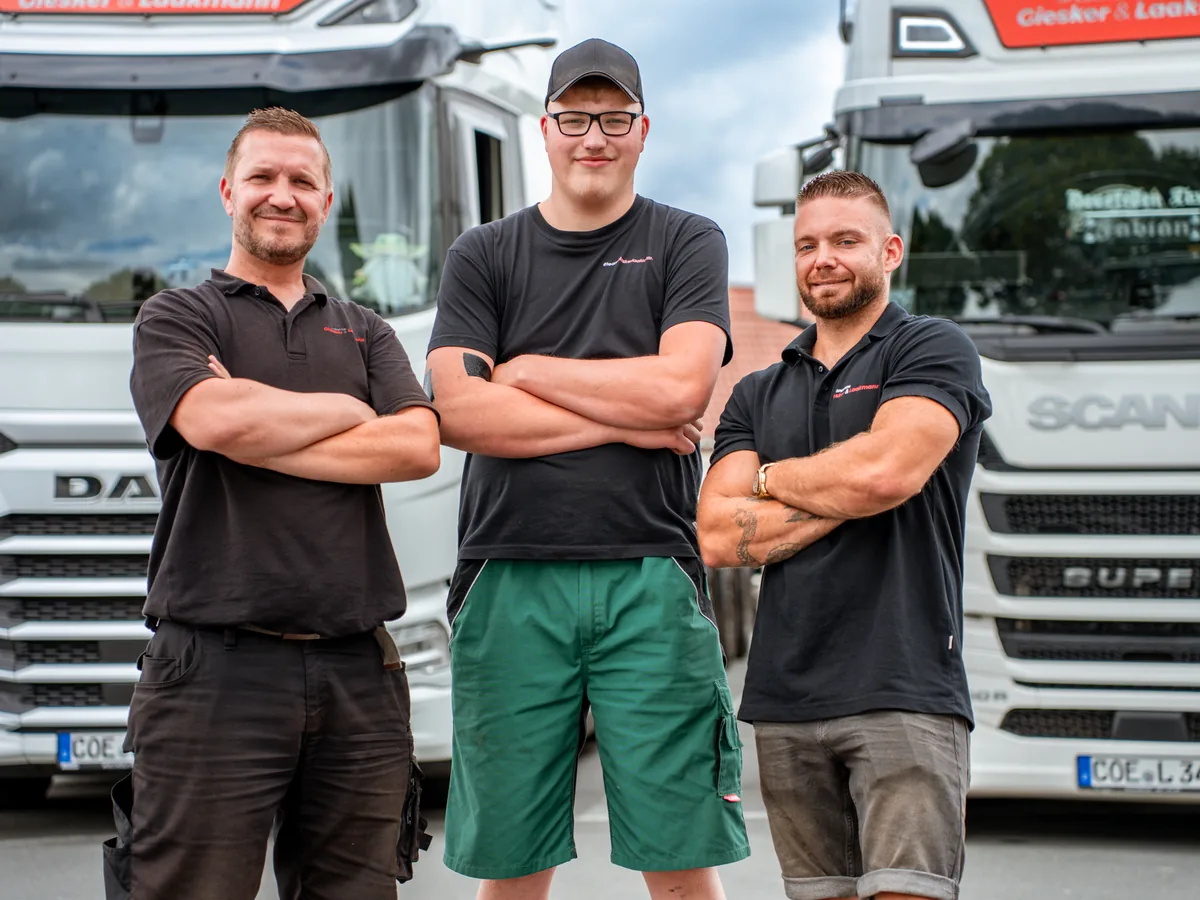 Kollegen von Giesker & Laakmann vor den Fahrzeugen