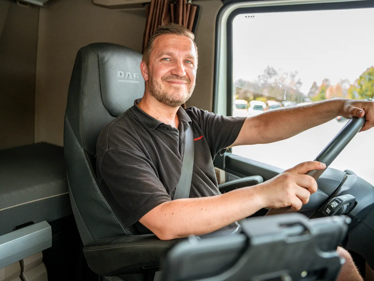 Fahrer am Steuer eines LKW von Giesker & Laakmann