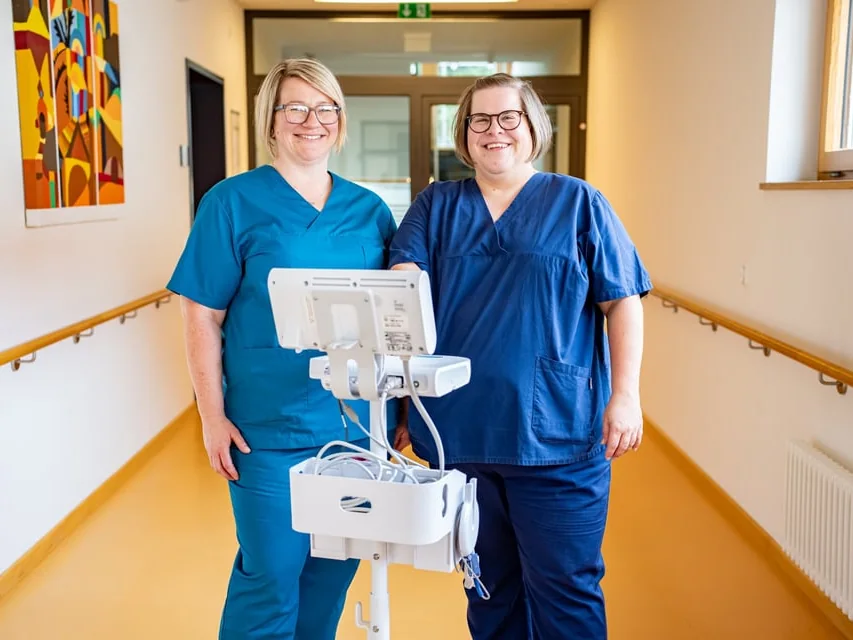 Zwei Pflegekräfte im Stationsflur des Vinzenz von Paul Hospital