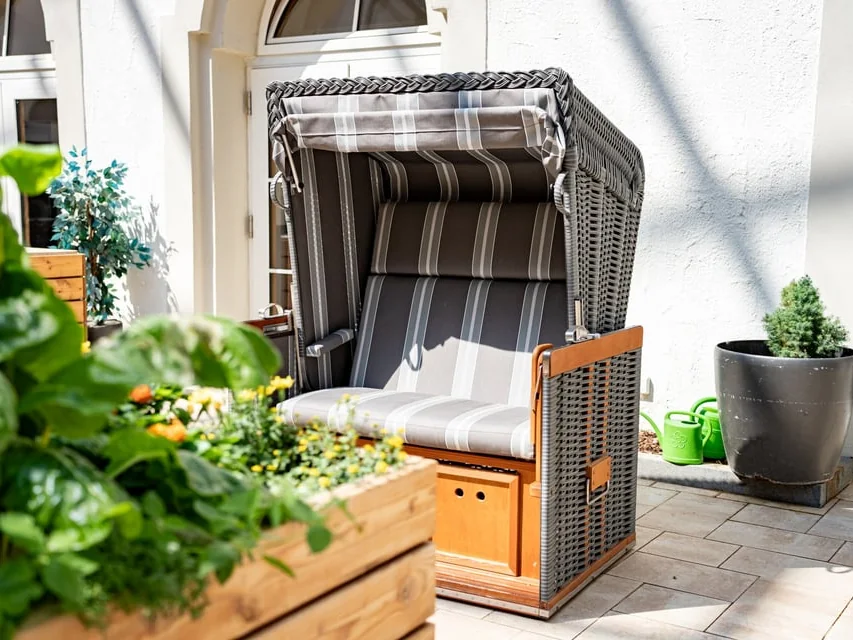Terrasse mit Strandkorb auf dem Klinikgelände