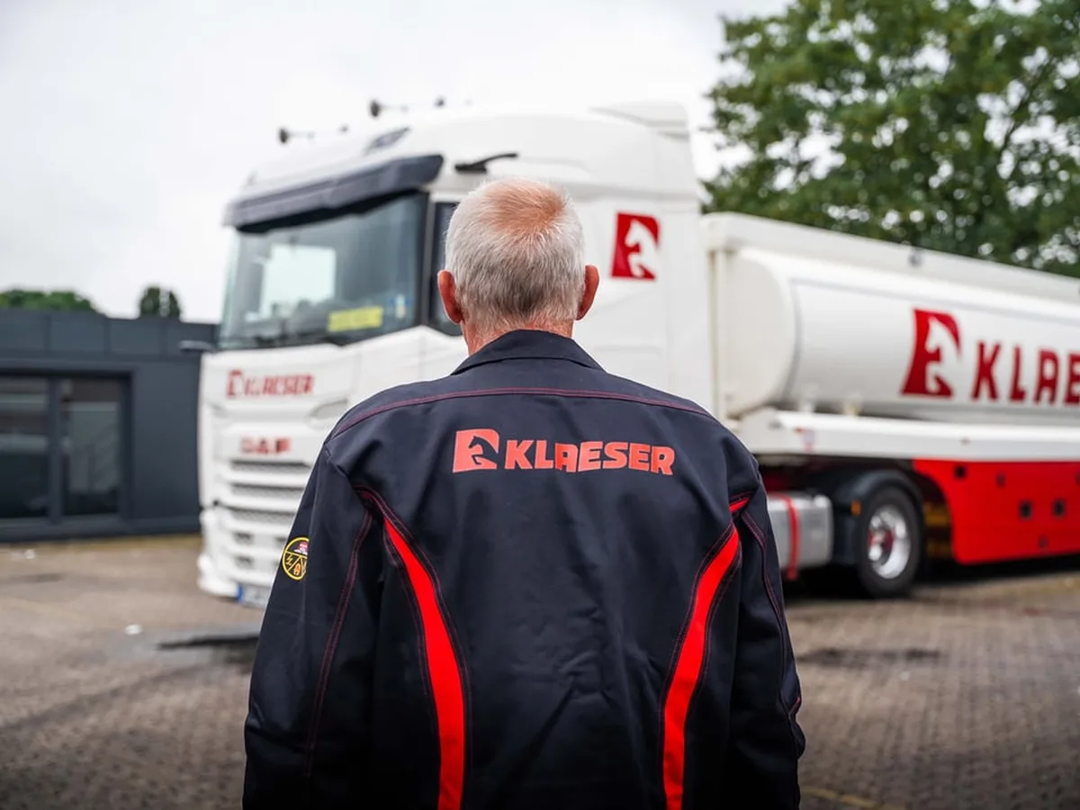 Klaeser Mitarbeiter am Fuhrpark