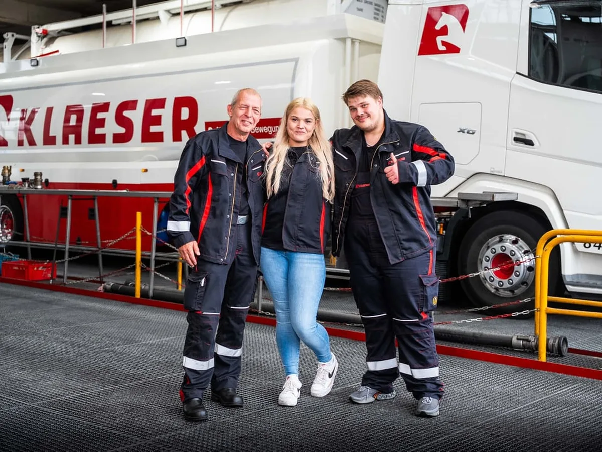 Klaeser Team vor dem Tankfahrzeug