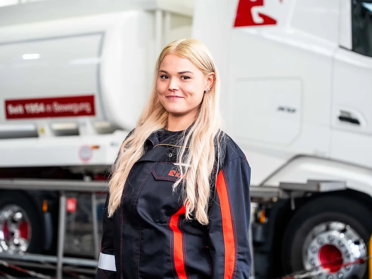 Klaeser Mitarbeiterin vor dem Tankfahrzeug