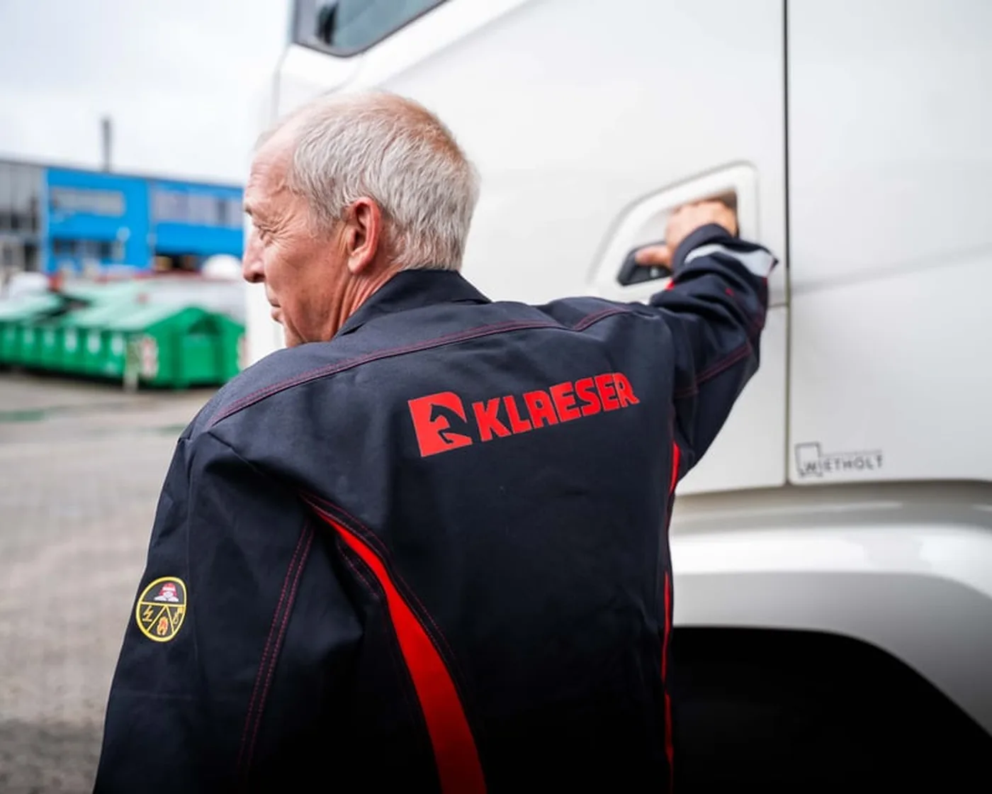 Klaeser Mitarbeiter mit Firmenjacke am Fuhrpark