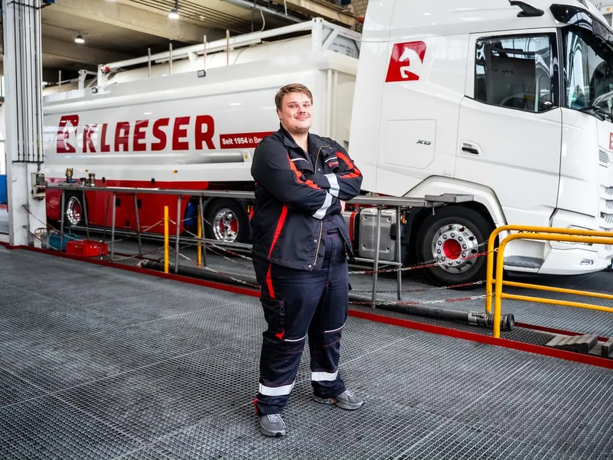 Klaeser Mitarbeiter am Fuhrpark