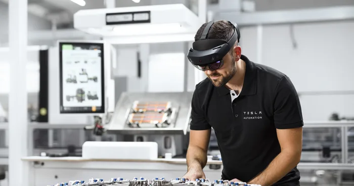 Mitarbeiter mit AR-Headset