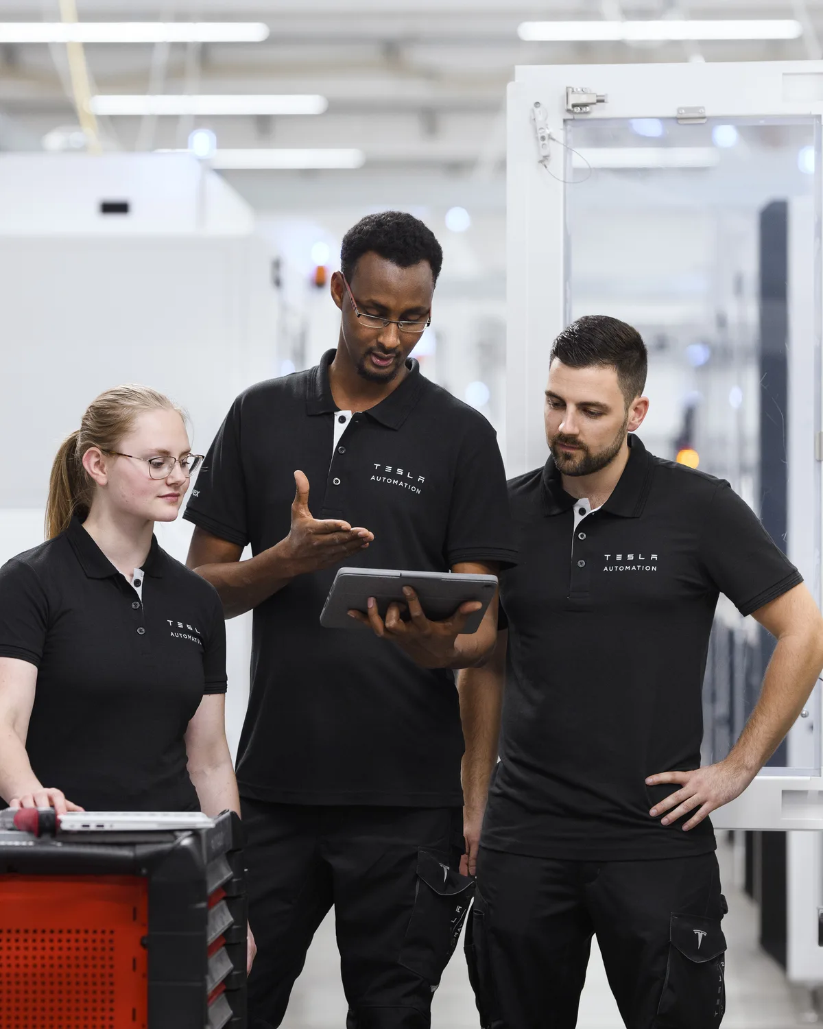 Team im Austausch bei Tesla Automation