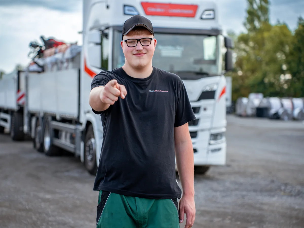Fahrer von Giesker & Laakmann vor den Fahrzeugen