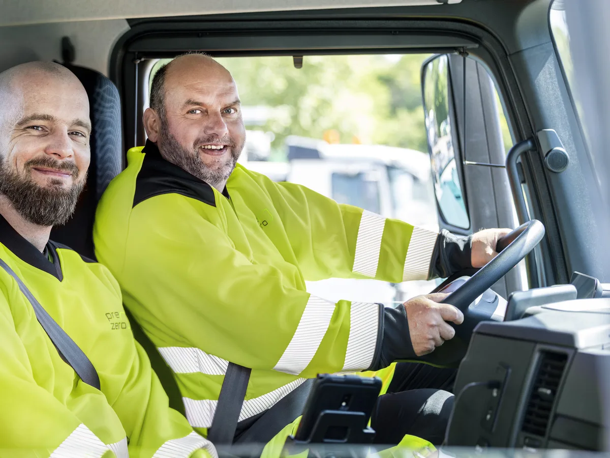 Zwei PreZero Fahrer im Fahrerhaus