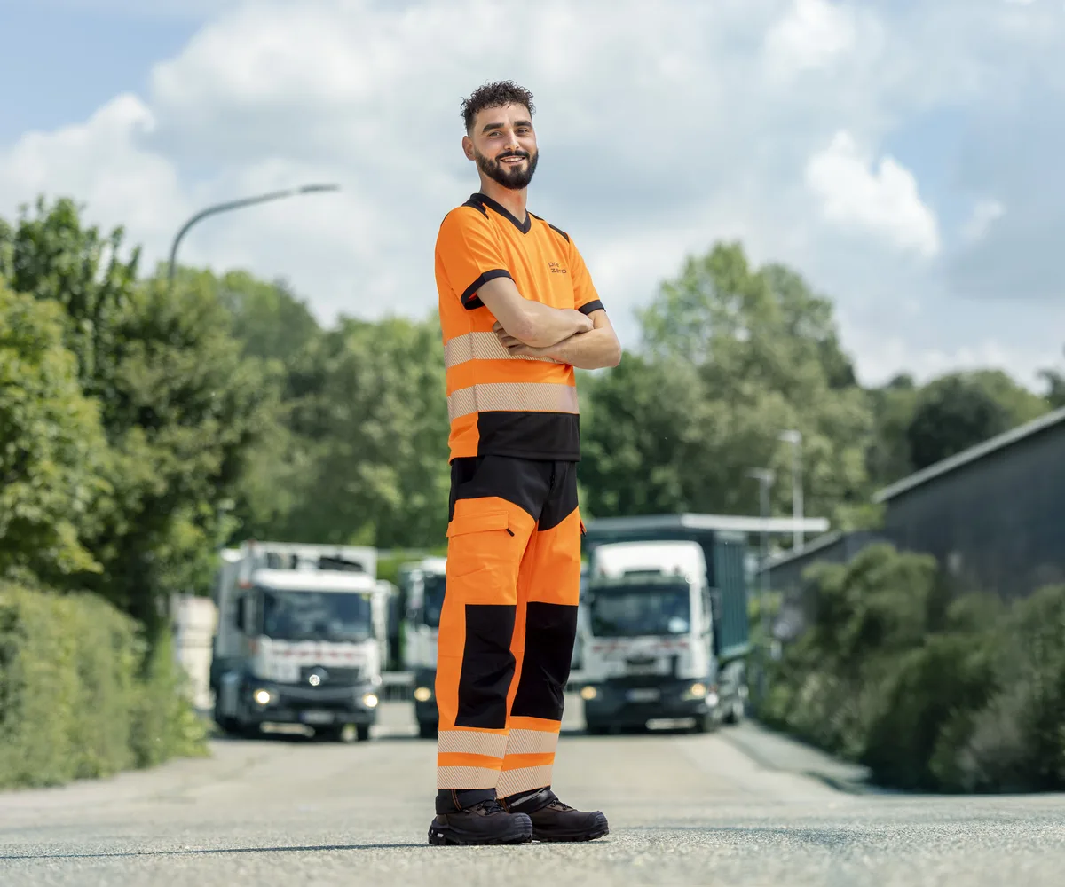 PreZero Fahrer vor Fahrzeugflotte