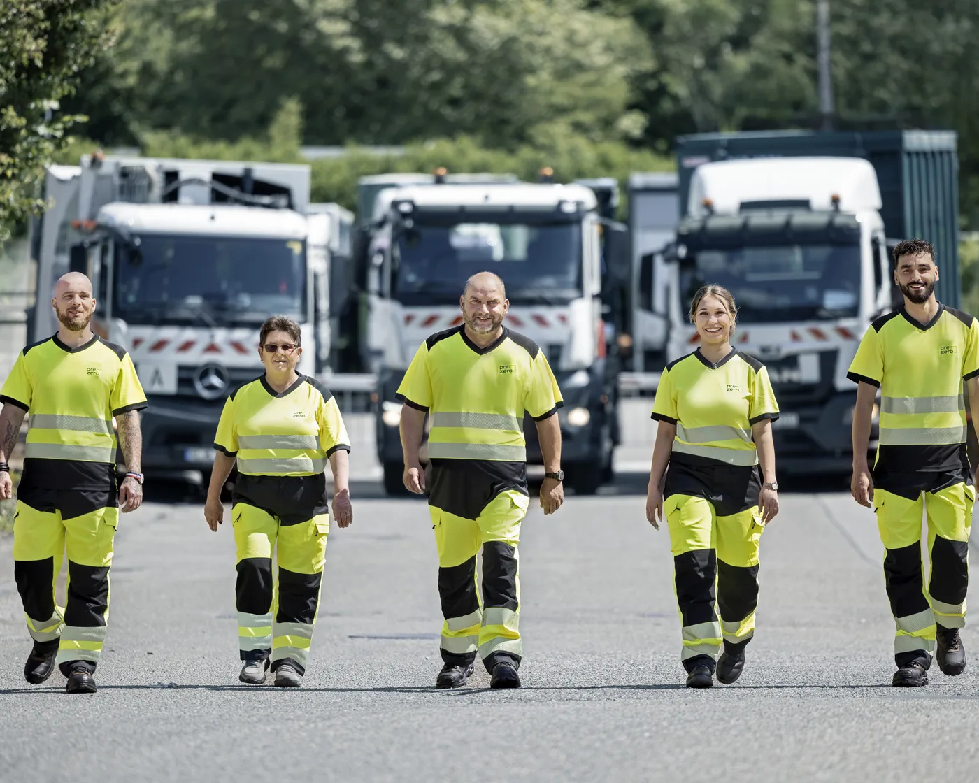 PreZero Fahrerteam vor Entsorgungsfahrzeugen