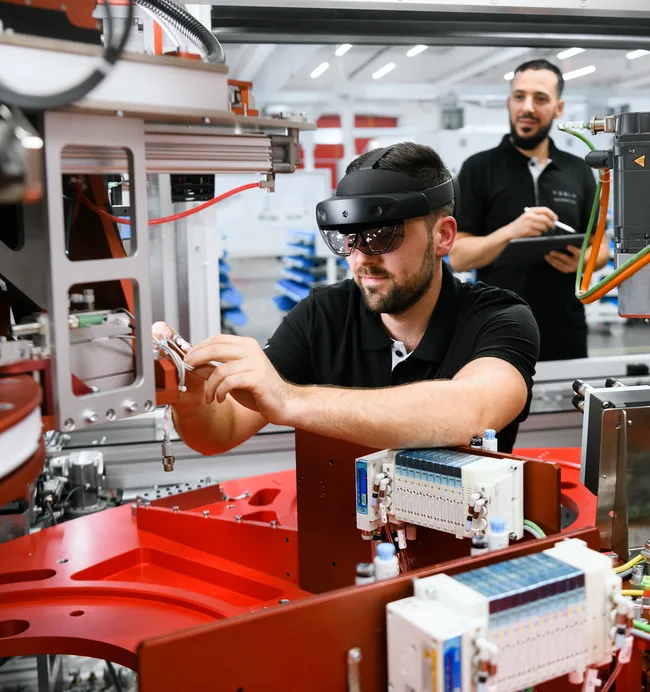 Mitarbeiter mit AR-Headset