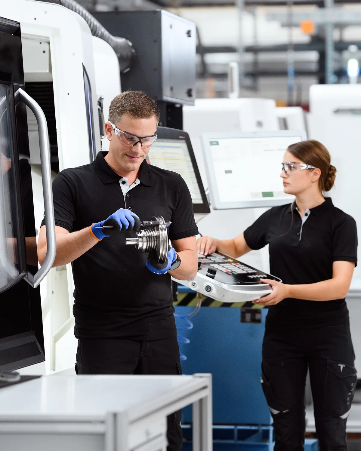 Team an der CNC-Maschine bei Tesla Automation