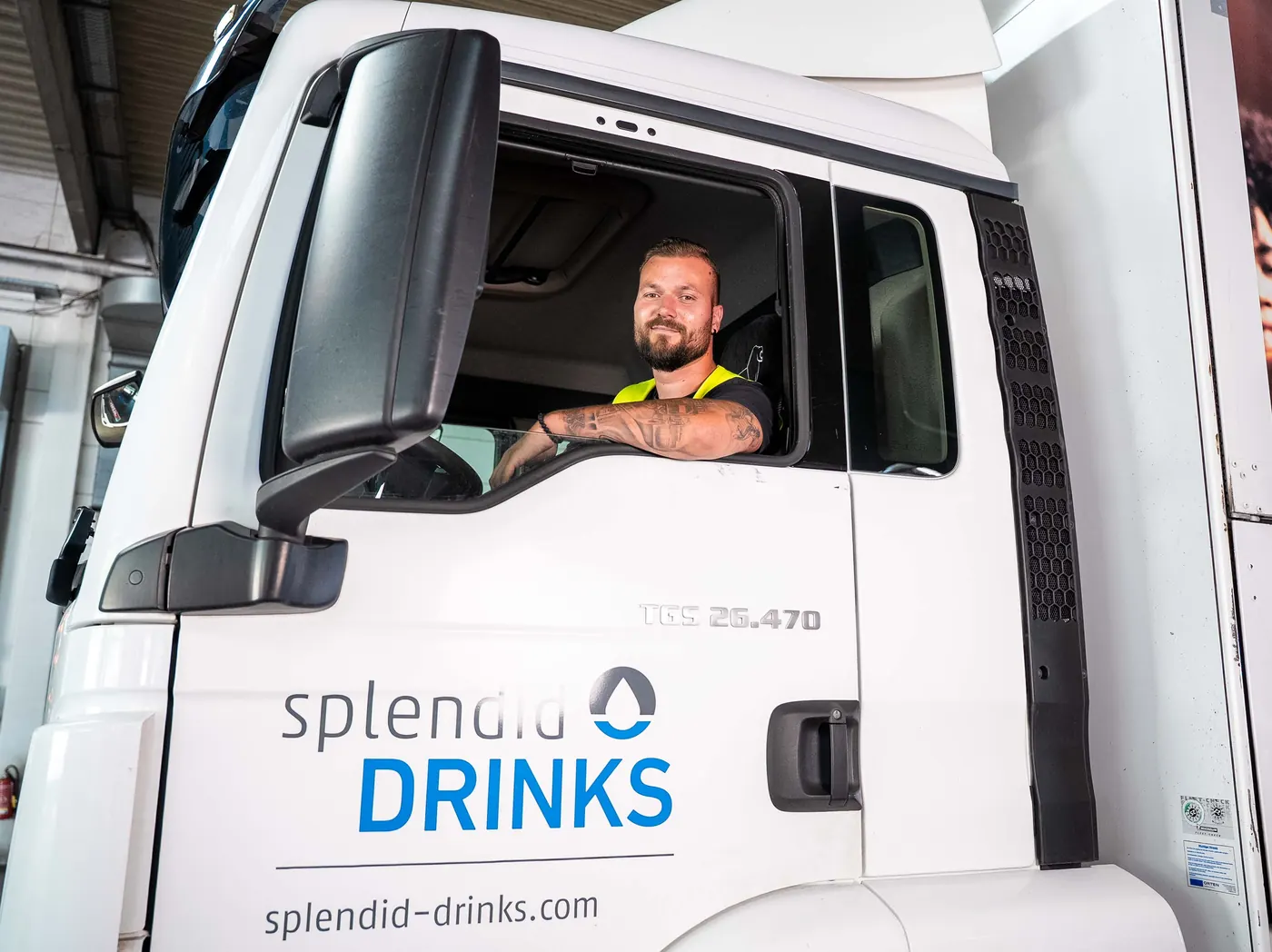 Splendid Drinks Fahrer in der LKW-Kabine