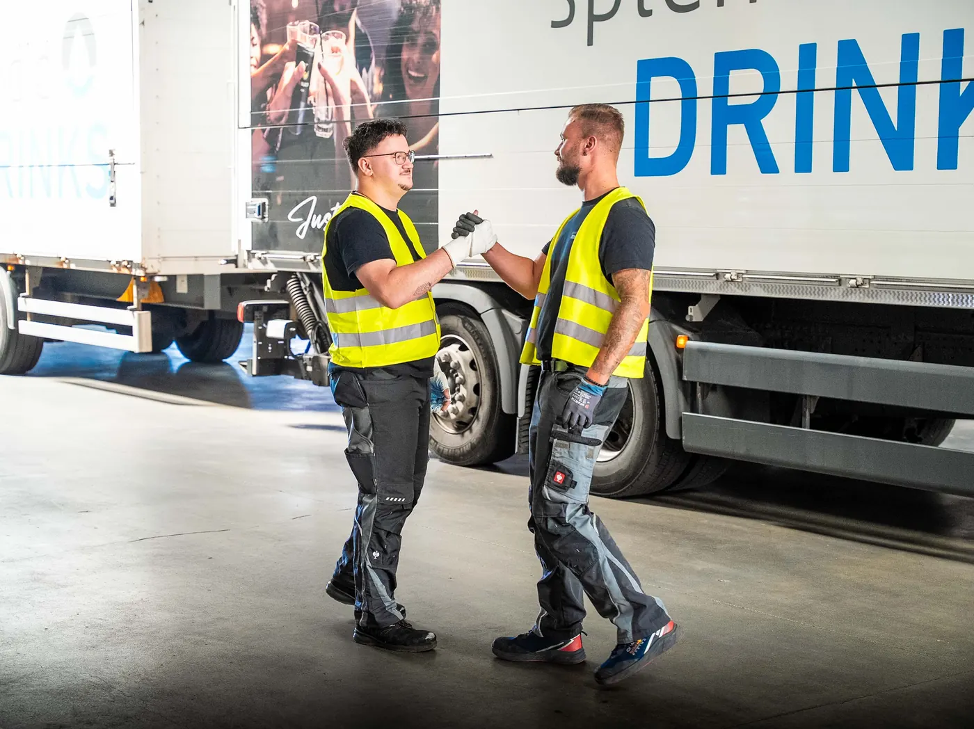 Splendid Drinks Team beim Beladen des LKW