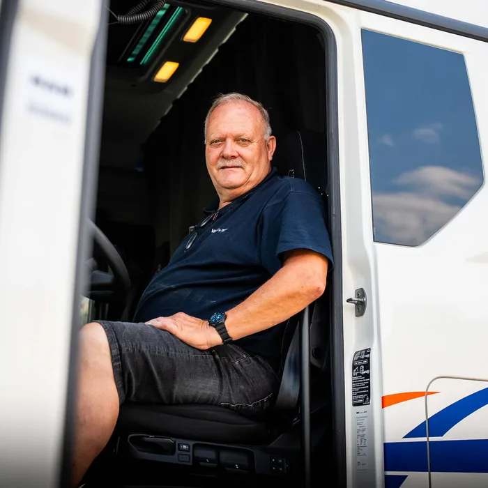 Fahrer von VALET u. OTT an der Fahrertür