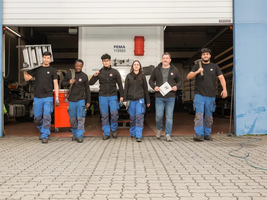 TIP Team vor der Werkstatt in Landsberg