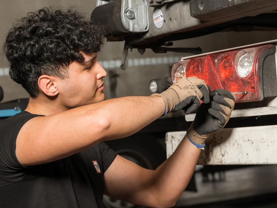 Detailarbeit an der R&uuml;cklichteinheit