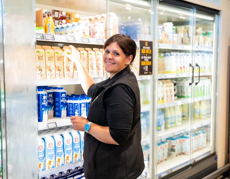 Team beim Einr&auml;umen der Molkereiprodukte