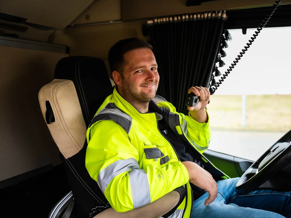 Fahrer im Cockpit bei NOSTA