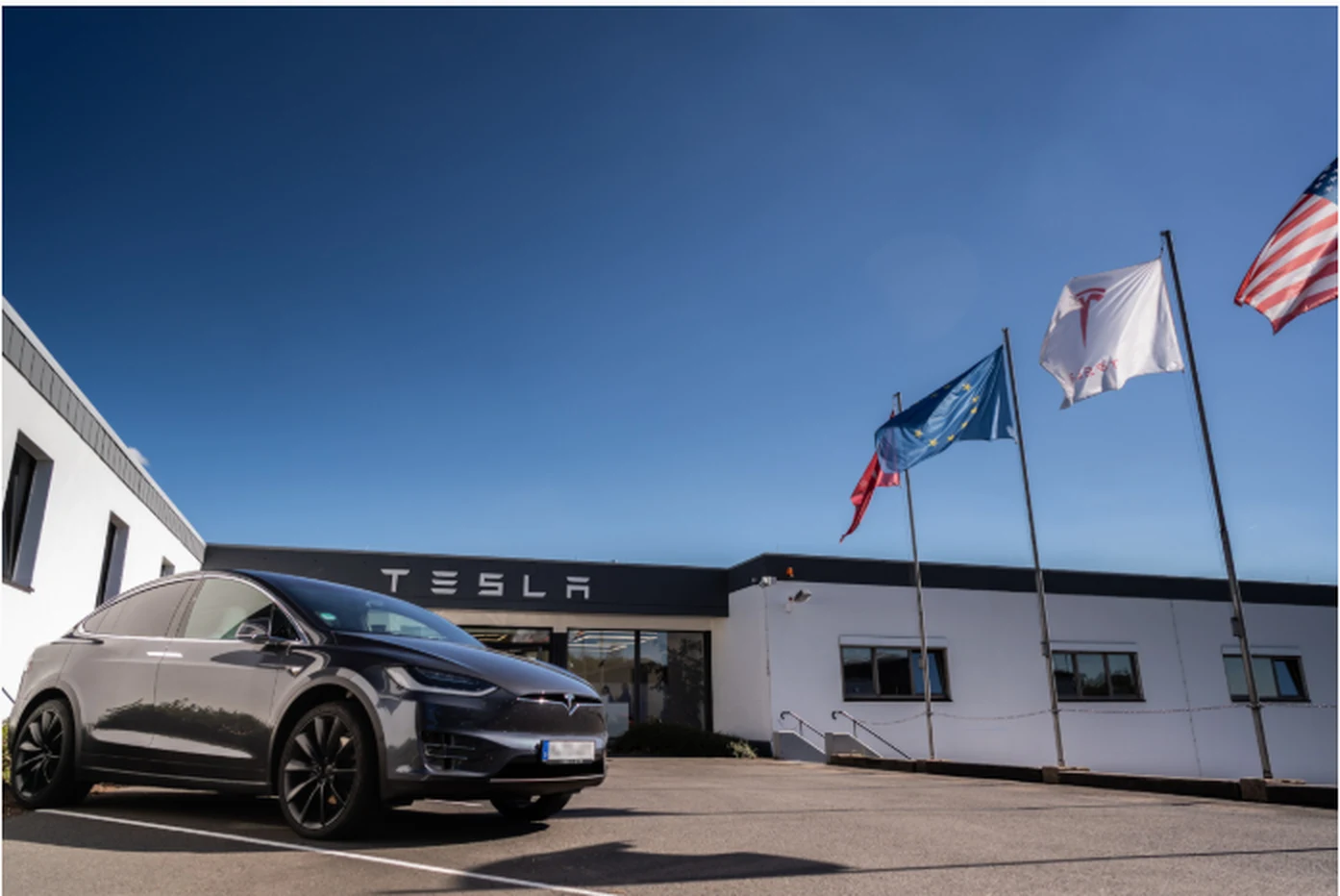 Haupteingang Tesla Automation Pr&uuml;m