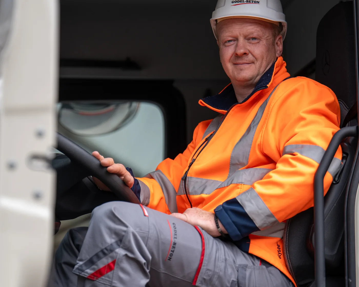 Fahrer im Cockpit des Betonmischers