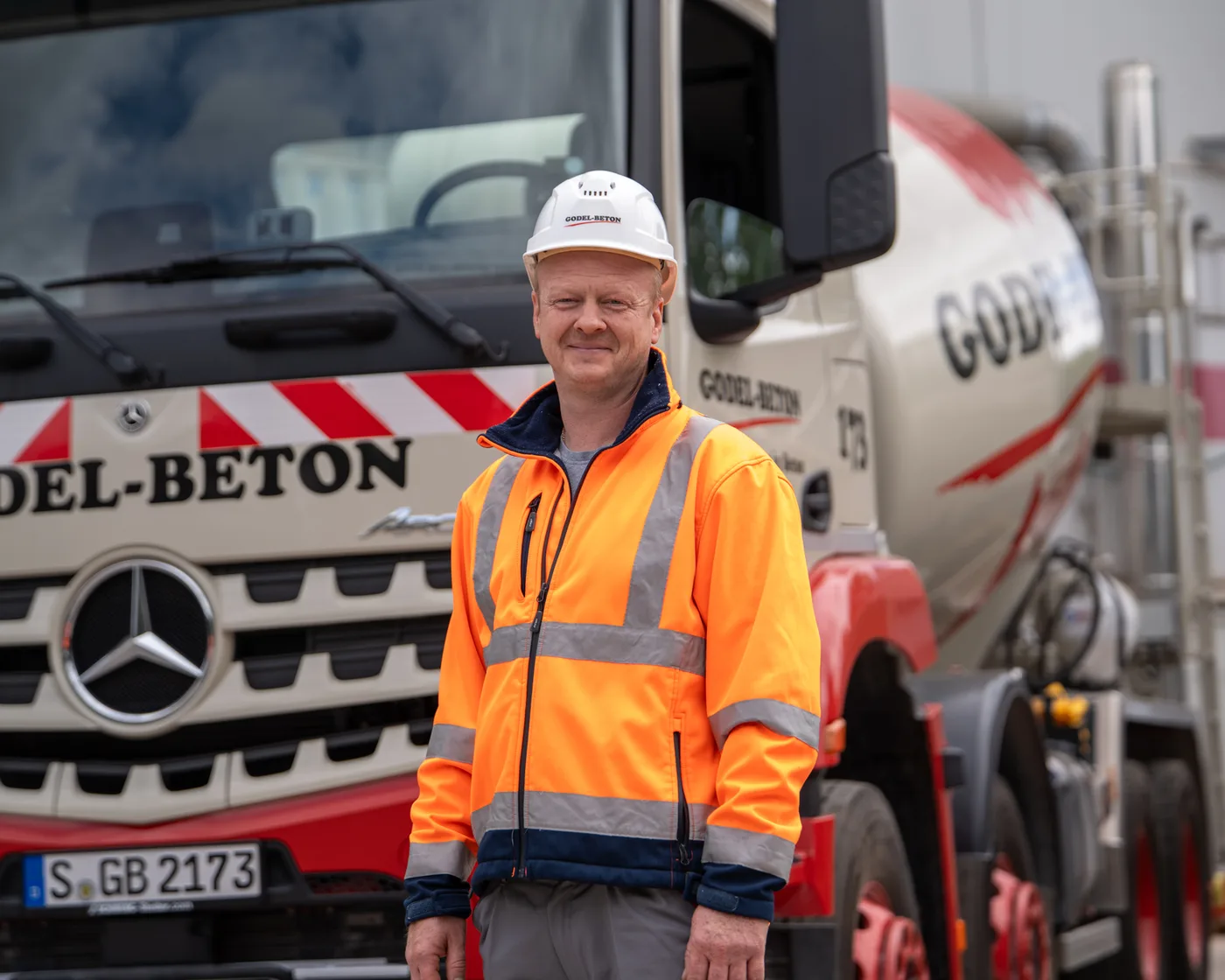 Fahrer vor GODEL-BETON Mischfahrzeug