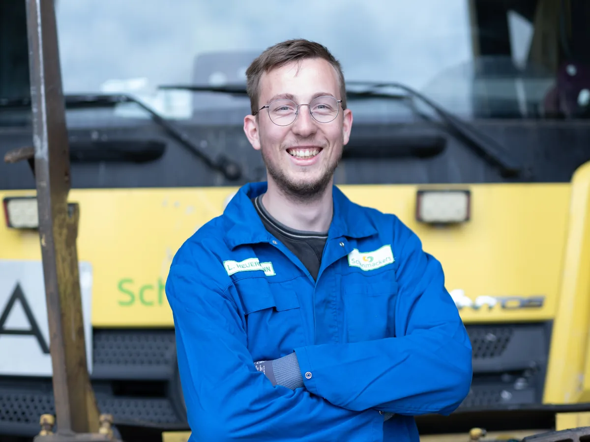 Mechaniker bei Wartungsarbeiten am Fahrzeug