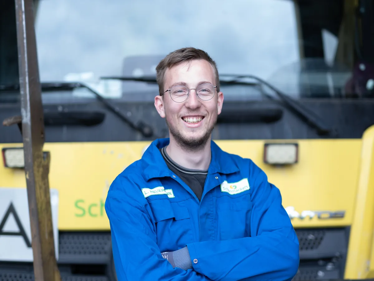 Mechaniker bei Wartungsarbeiten am Fahrzeug