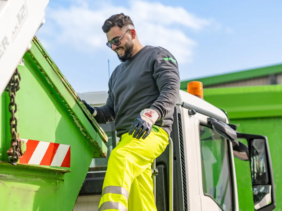 Nehlsen-Mitarbeiter auf dem Fahrzeug