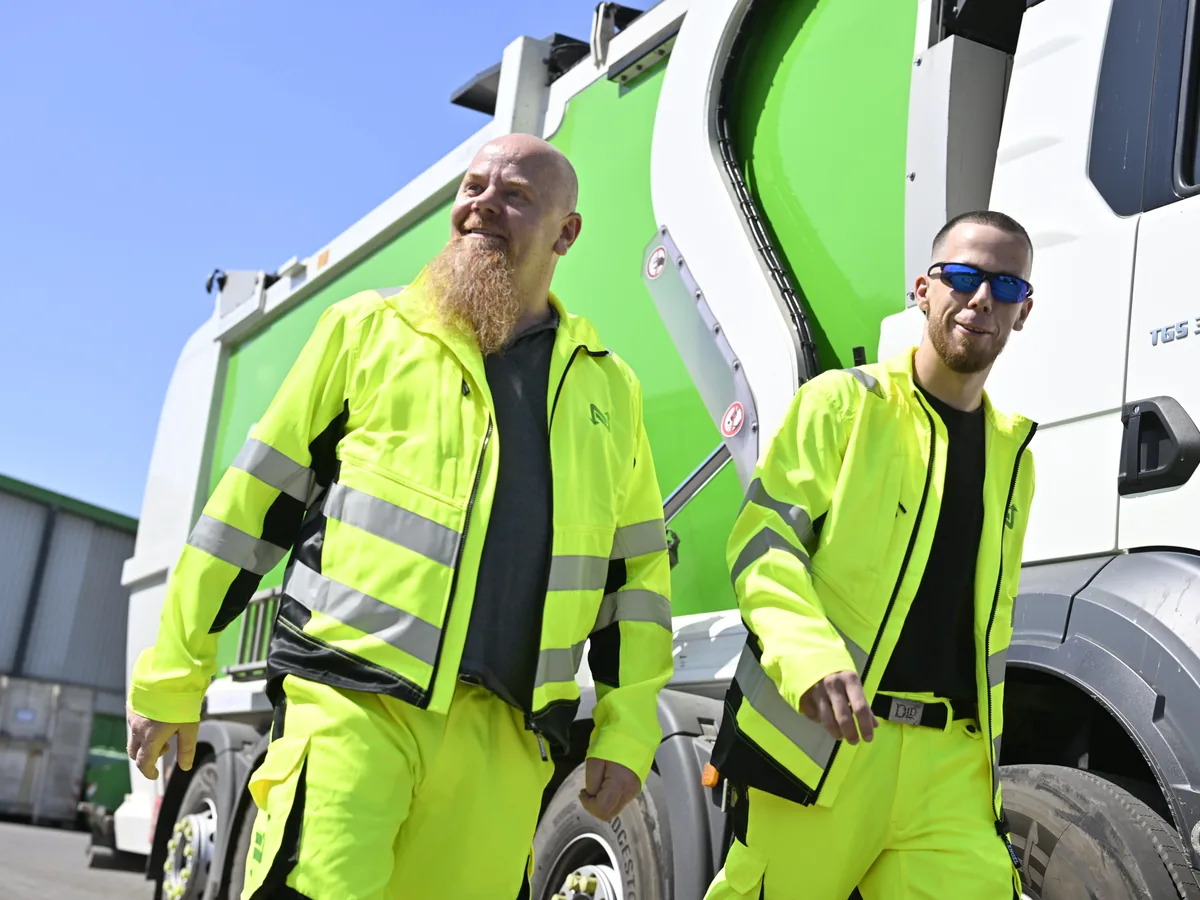 Nehlsen-Kollegen vor dem Fahrzeug