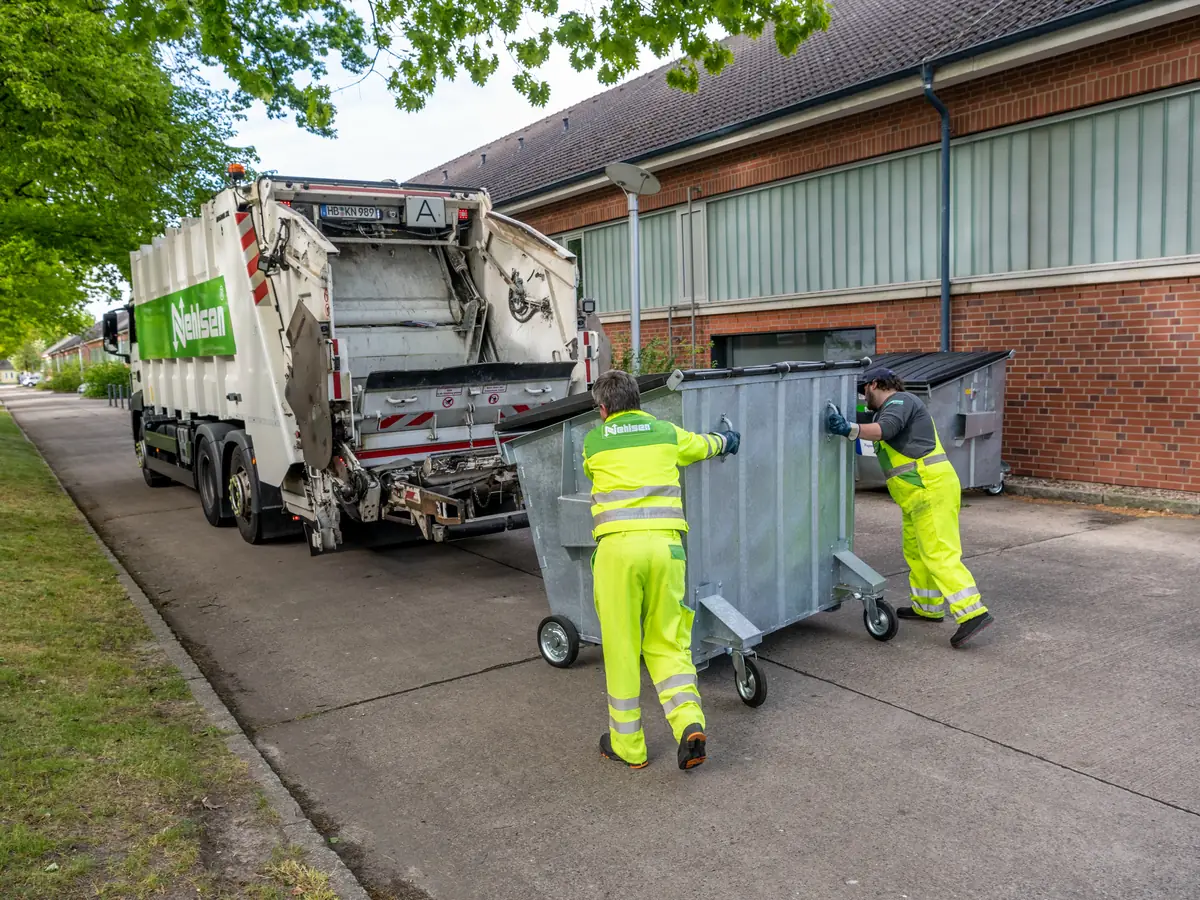 Nehlsen-Mitarbeiter im Stadtverkehr mit Kommunalfahrzeug