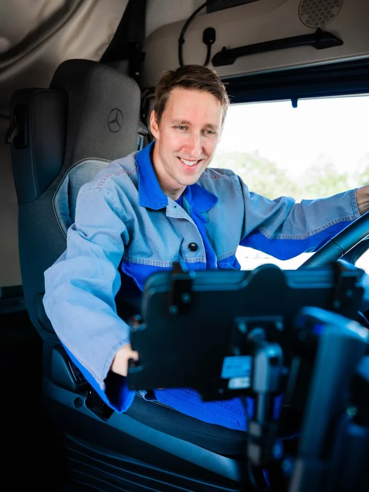 Fahrer bedient Telematik bei DP World Chemical Transport